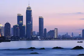 夜色迷人倒映海面图片