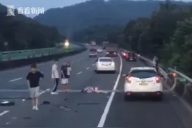 台湾3号高速公路轿车翻转7圈 18岁妙龄女车顶抛出命危图片