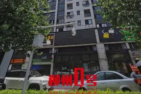 咚！荣和天誉砖块从天而降，砸中汽车，可能与29楼的他有关图片