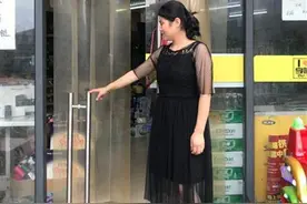 两男子凌晨破门而入，三分钟内盗走商户40多条香烟图片