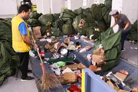 一堆旧衣物竟能分出15种“花样”，可回收物精细化分拣能否迈过成本关图片