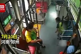 小男孩在公交车上走来走去...司机看后直点赞图片