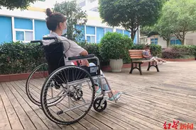 教练辅助做拉伸时，女子练瑜伽致股骨骨折 瑜伽店：走法律程序赔偿图片