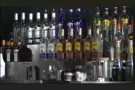 4名闺蜜聚会，意外发现“男友”竟是同1人图片