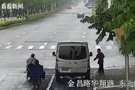 老人“赖”快递车上不下来 她走失横跨了两个区图片