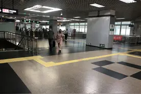 记者探访北京地铁拆导流围栏：进站不再走迷宫图片