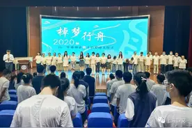 高三毕业典礼现感人一幕：再见，母校图片