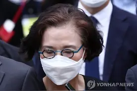 大韩航空掌门之母虐待9名员工获刑：用脚踢、打耳光、扔剪刀图片