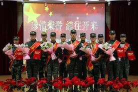 披坚执锐，今朝载誉归来图片