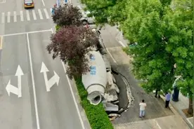 石家庄：陷坑中的大罐车已被拖出！东风路暂时封路图片