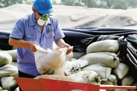 机车上砂工 每天需要端一吨砂图片