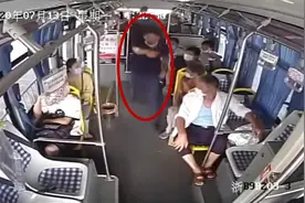 男子公交车上吸烟被劝阻，竟2次冲打司机！关键时刻，刚高考完的他站了出来…图片