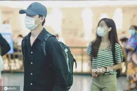 黄轩认爱后和女友同框现身 一前一后行走低调十足图片
