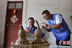 广西梧州八旬老农触“网”售手艺 借电商脱贫图片