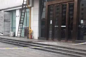 合肥年轻男子闹市坠亡 双亲现场崩溃图片