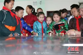 草原上的孩子都骑马上学？其实，他们很多都住进了寄宿学校图片