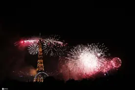 埃菲尔铁塔燃放绚丽焰火璀璨夺目 庆祝法国国庆日图片