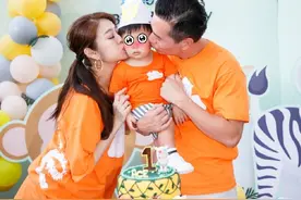 安以轩挺孕肚为儿子庆生 一家三口穿可爱亲子装图片