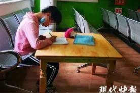 脑瘫女孩候诊时学习被“偷拍”，网友：你努力的样子真美图片