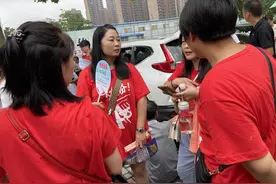 大河中考｜为给考生“造势”助威，漯河这些家长统一穿“小红衣”图片