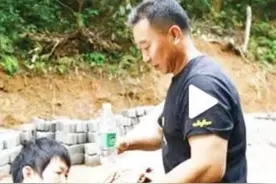 工地里的“连体婴”,男子坚持背中风妻子打工11年，不离不弃图片