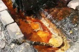 饭店被指回收地沟油，老板：废弃勺子掏垃圾视频封面