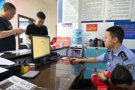 小镇警事丨民警怀抱“女儿”办公？原来这是粗心爷爷弄丢的小孙女图片