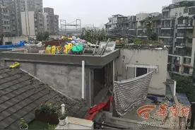 林隐天下小区业主以漏水为由私自加盖屋顶 安全问题引邻居不满图片