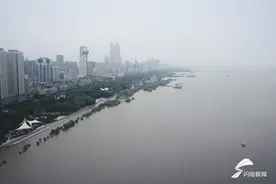 闪电新闻武汉江堤直击！汉口江滩建成18年来，首次全面过水行洪图片