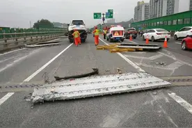 一脚急刹车，天降“巨物”横扫高速，六辆车被砸中图片