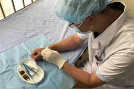 这位骨科医生是个“狠人”，自己给自己做微创手术，关键成功了图片