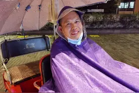 打完羽毛球遇下雨，他“误上”一辆三轮车 结局很温暖图片