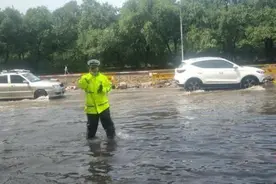 暖！哈尔滨交警雨中背20多名中考考生赴考图片
