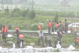 心疼！为抢筑子堤奋战数日 空降兵战士双手被烈日灼伤脱皮图片