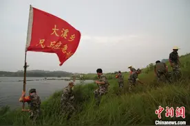 江西抗洪一线巡堤记：日行8万步 草割如刀锯图片