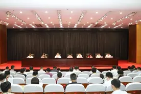 区五届人大常委会第三十六次会议召开扩大会议，听取余旭峰作政府工作报告图片