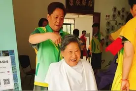 周阿姨，来帮我剪一下头发图片