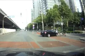 骑车小伙路口被撞飞 行车记录仪拍下惊险瞬间图片