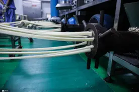 揭秘网红零食辣条制作生产过程图片