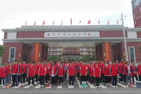 南阳市第四完全学校：美化环境，小志愿者们在“路”上图片