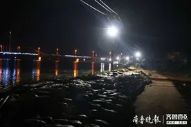 鄱阳湖畔河堤守夜人：每10分钟巡视一趟，一晚上喝8瓶红牛提神图片