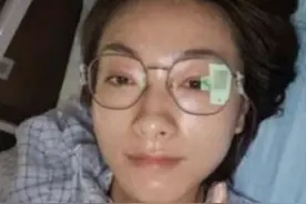 工作室晒万茜病床照状态好 get新装备单手冲浪图片