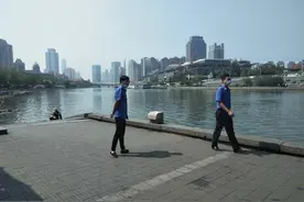 《海河边上大小便 做人不能太随便》后续，涵洞冲刷干净 蹲守防止回潮图片