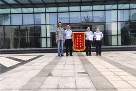 名山交警大队：高效服务暖企心，企业点赞送锦旗图片