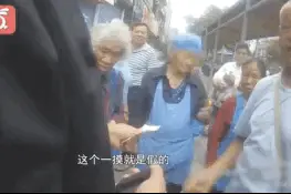 老人进城卖鸡蛋却急哭了，过路大叔的这波操作超暖图片
