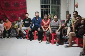 妈妈录视频哭成泪人寻子 离家20年的儿子看到后回家跪地“谢罪”图片