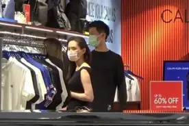 何超莲为窦骁挑选贴身衣物 两人逛街一路十指紧扣图片