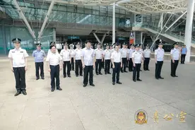与“女主播恋爱”牵出大案，今天121名涉案人员由500余名民警押解回青岛图片