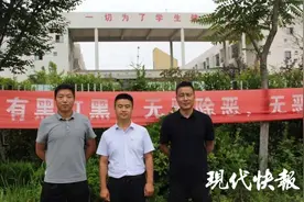 男子在中学门口强搂女生，三名老师开车追赶图片