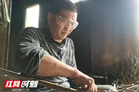 身残志坚 年近花甲的他靠“手艺”脱贫了图片